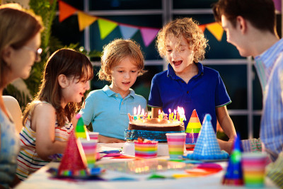 孩子生日派对蛋糕。有孩子的家庭。