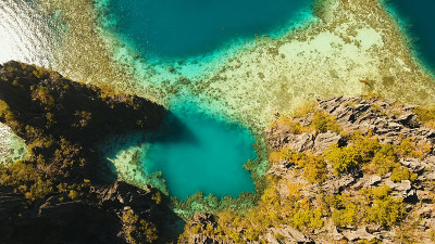 鸟瞰图双礁湖，海，海滩。热带岛屿。Busuanga,菲律宾巴拉望省