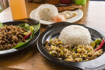 各种各样的当地菲律宾食物，特别是猪肉西西格，西西格锯，和邦西格。