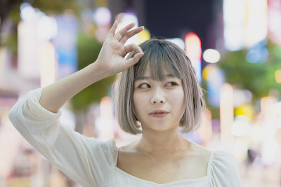 一个女人给了一个OK的手势