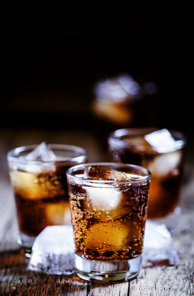 酒精鸡尾酒可乐加威士忌和冰块