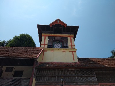Methan Mani是一座钟楼，矗立在帕德马纳巴·斯瓦米寺(Padmanabha Swamy Te