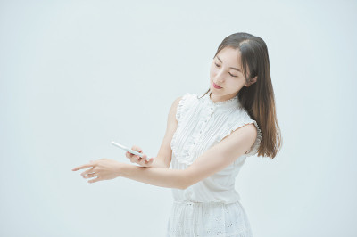 一名年轻女子拿着智能手机跳舞