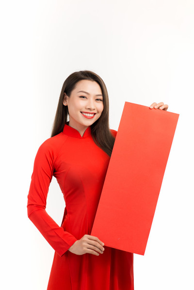 年轻的亚洲妇女展示春节对联