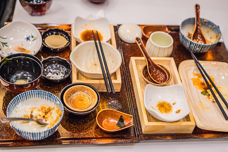 日本餐厅饭后餐桌凌乱。肮脏的，吃完的，剩饭剩菜的概念