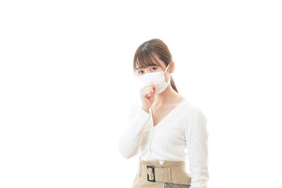 戴口罩的年轻女子感染了肺炎