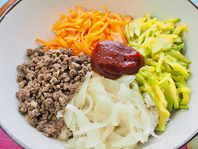 韩国食品牛肉蔬菜石锅拌饭