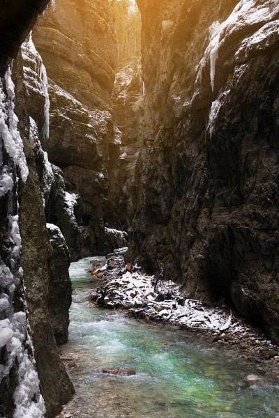 著名旅游胜地帕特那克拉姆(Partnachklamm)被冰雪覆盖的冰柱。巴伐利亚州Garmisch-