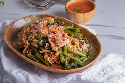 素喜烧干——用蔬菜和腌猪肉炒的粉丝