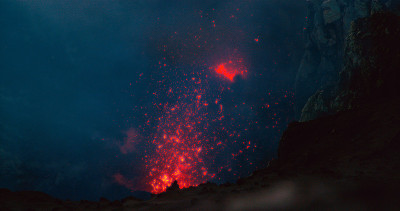 近距离观察:炽热的岩浆从瓦努阿图火山口喷涌而出。
