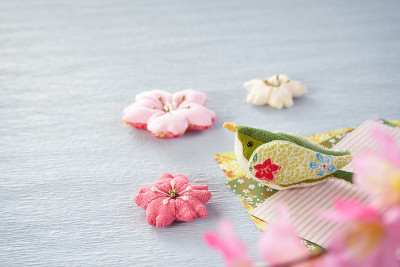 色彩鲜艳的小日本织物花和鸟