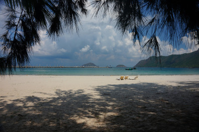 美丽的海滩和蓝天