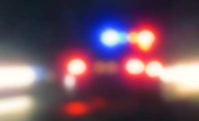 警车，警察在暗夜追逐蓝色的红灯