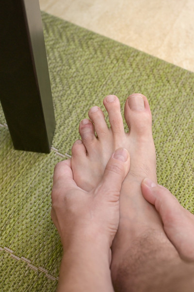 手指男人踢桌子脚后脚趾受伤