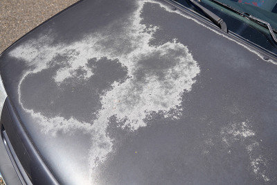 灰色汽车，旧汽车旧罩上脱落的灰色油漆
