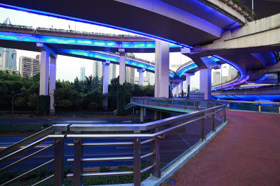 空路地板与城市立交桥高架桥