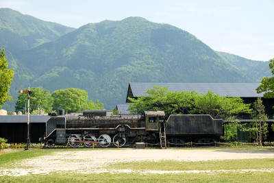 日本九州大分裕富岛温泉镇的老火车，以山为背景。