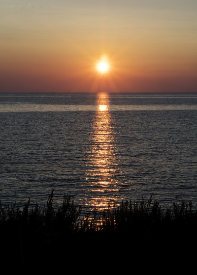 海面上美丽的云景，夕阳的镜头