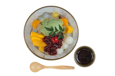 这是抹茶(绿茶)冰淇淋，上面有杰克果、荔枝、橙子、椰子果冻和红豆沙。