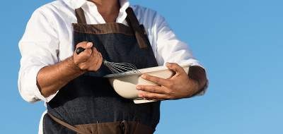 厨师在碗里搅拌食材