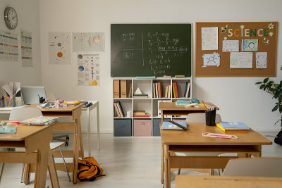 当代学校里没有人的教室内部