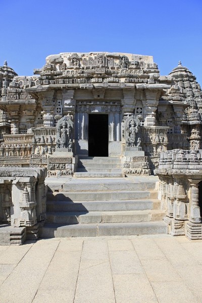 印度卡纳塔克邦颂纳特普尔的Hoysala建筑，Chennakesava寺庙主神殿的入口正面