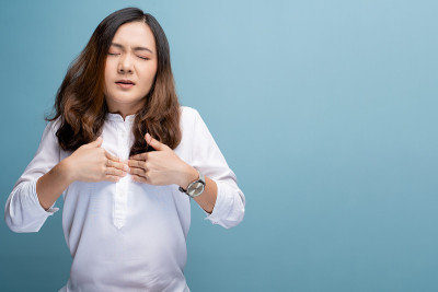 蓝色背景下的女人眼睛疼痛