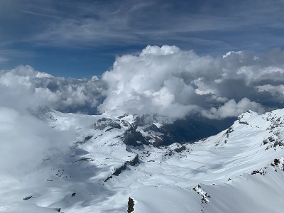 雪峰覆盖的阿尔卑斯山和冰川的全景，从希尔索恩，瑞士