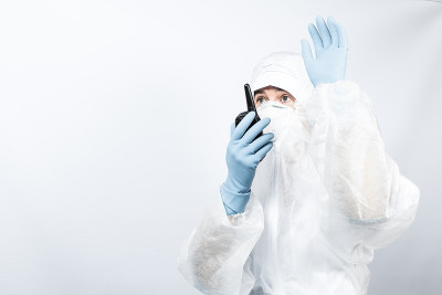 穿着防生化服在实验室工作的人员