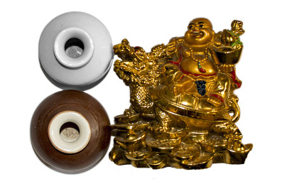 两个壶和金色的笑佛在白色的表面