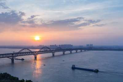 夕阳中的九江长江大桥