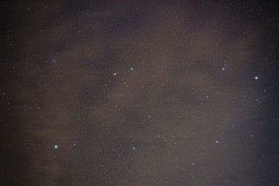 美丽的银河在布满星星的夜空中