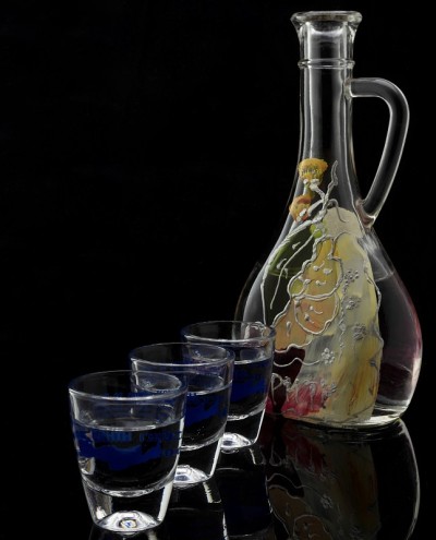 茴香酒瓶子和玻璃杯