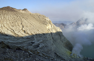 从火山口冒出的烟