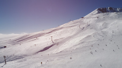 一个晴朗的冬日早晨，白雪覆盖的滑雪场