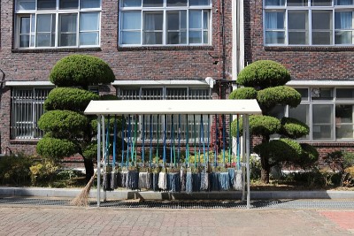 在学校里挂拖把