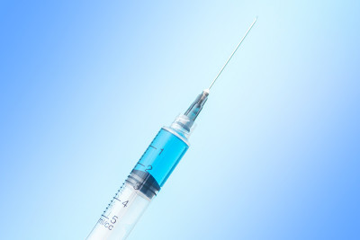 蓝色背景的疫苗注射器