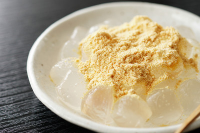 Warabimochi。日本bracken-starch饺子。