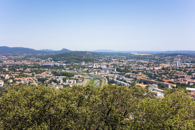 从巴黎圣母院(Occitanie，法国)欣赏Alès城市的阳光景观