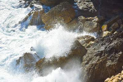 海浪撞击岩石