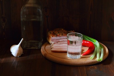 一杯伏特加和点心。