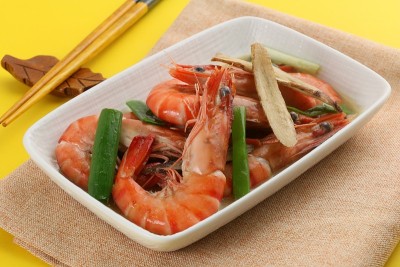 白盘人参炒虾，桌布