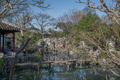 沧浪亭假山(沧浪Tíng)建于1045年，是中国江苏苏州的古典园林和著名地标。