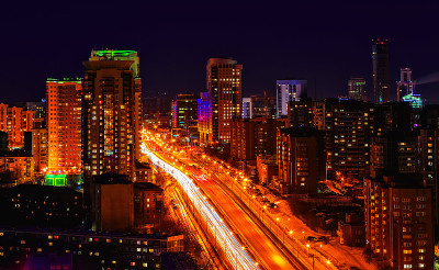 从山顶俯瞰大城市的夜景