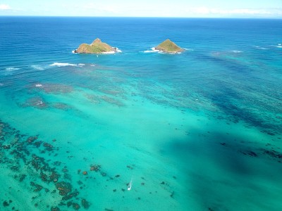 夏威夷瓦胡岛威马纳洛和凯卢阿附近的拉尼凯海滩的航拍镜头