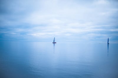 美丽的云和海。小游艇在海上航行。