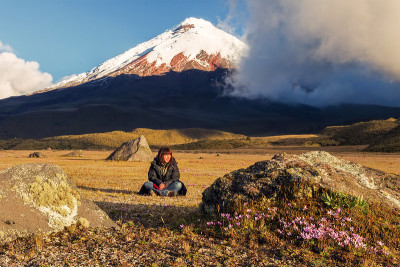 南美的年轻女性火山学家