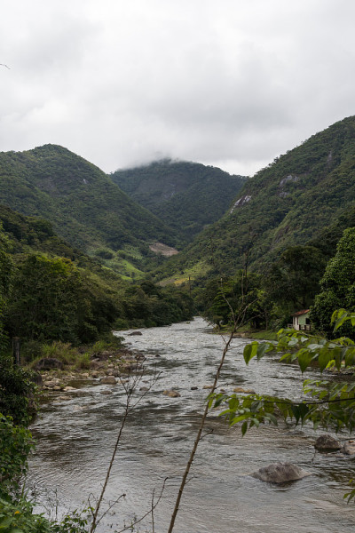 Sana, Macaé，里约热内卢山区的自然景观。这是一幅城市入口处群山环绕的河流照片。