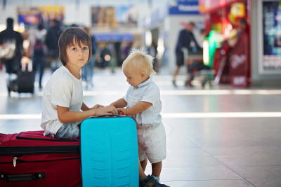 孩子们，一起旅行，在机场等待登机