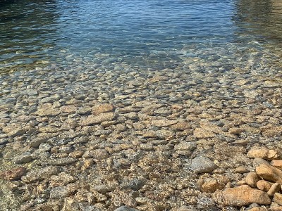 海水清澈透明，海面上的卵石滩晶莹剔透。禅意景观，自然的调和，美丽的海景，阳光映石。